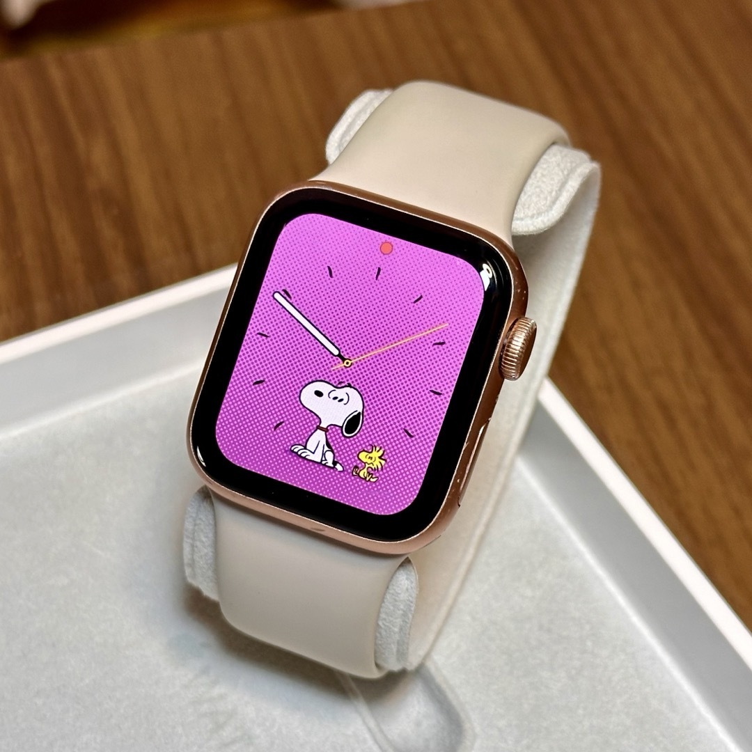 Apple Watch(アップルウォッチ)のApple Watch SE 第1世代（GPSモデル） 40mm ゴールド スマホ/家電/カメラのスマートフォン/携帯電話(その他)の商品写真