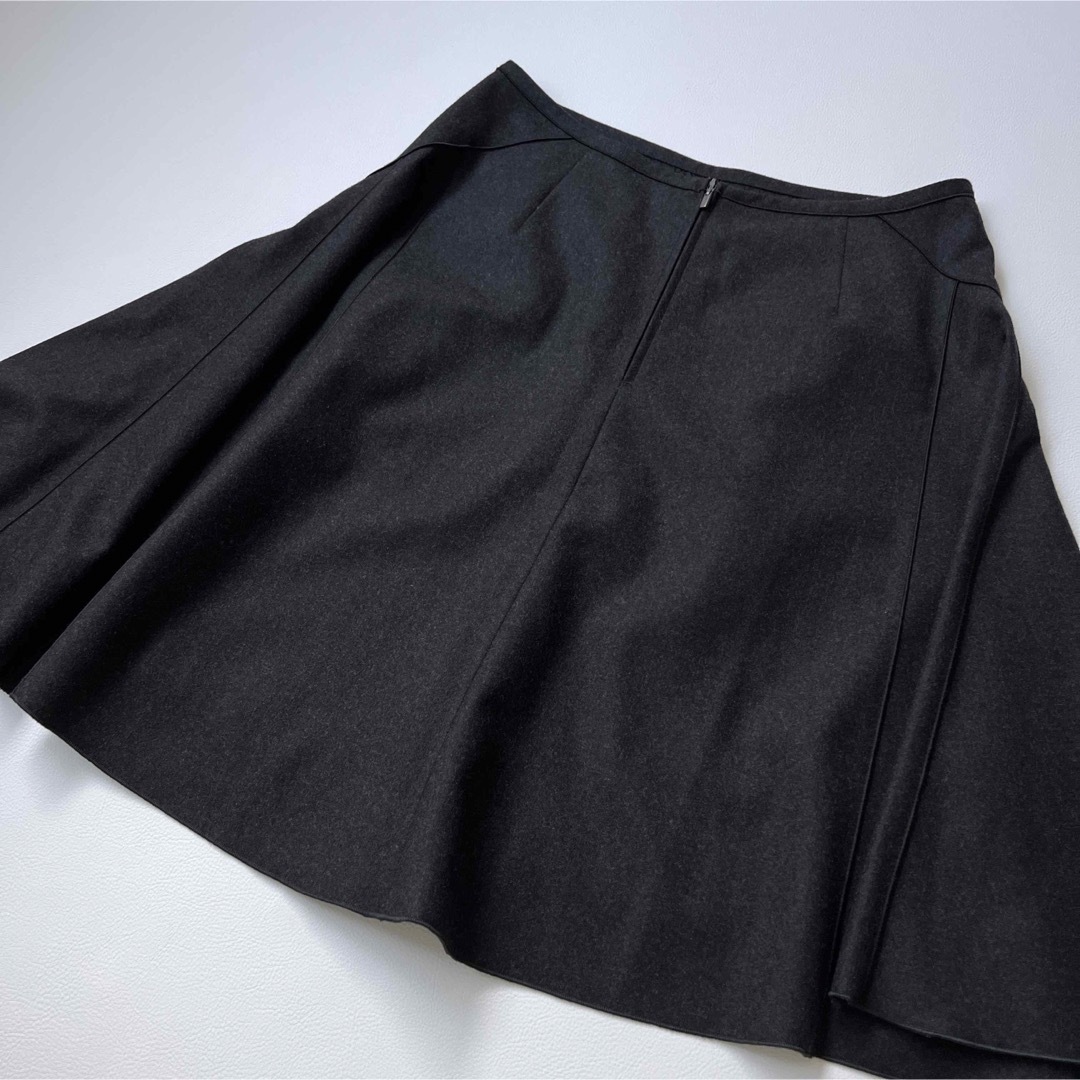 FOXEY(フォクシー)の美品　Foxey フォクシー　フレアスカート　ロゴプレート　リッチグレー レディースのスカート(ひざ丈スカート)の商品写真