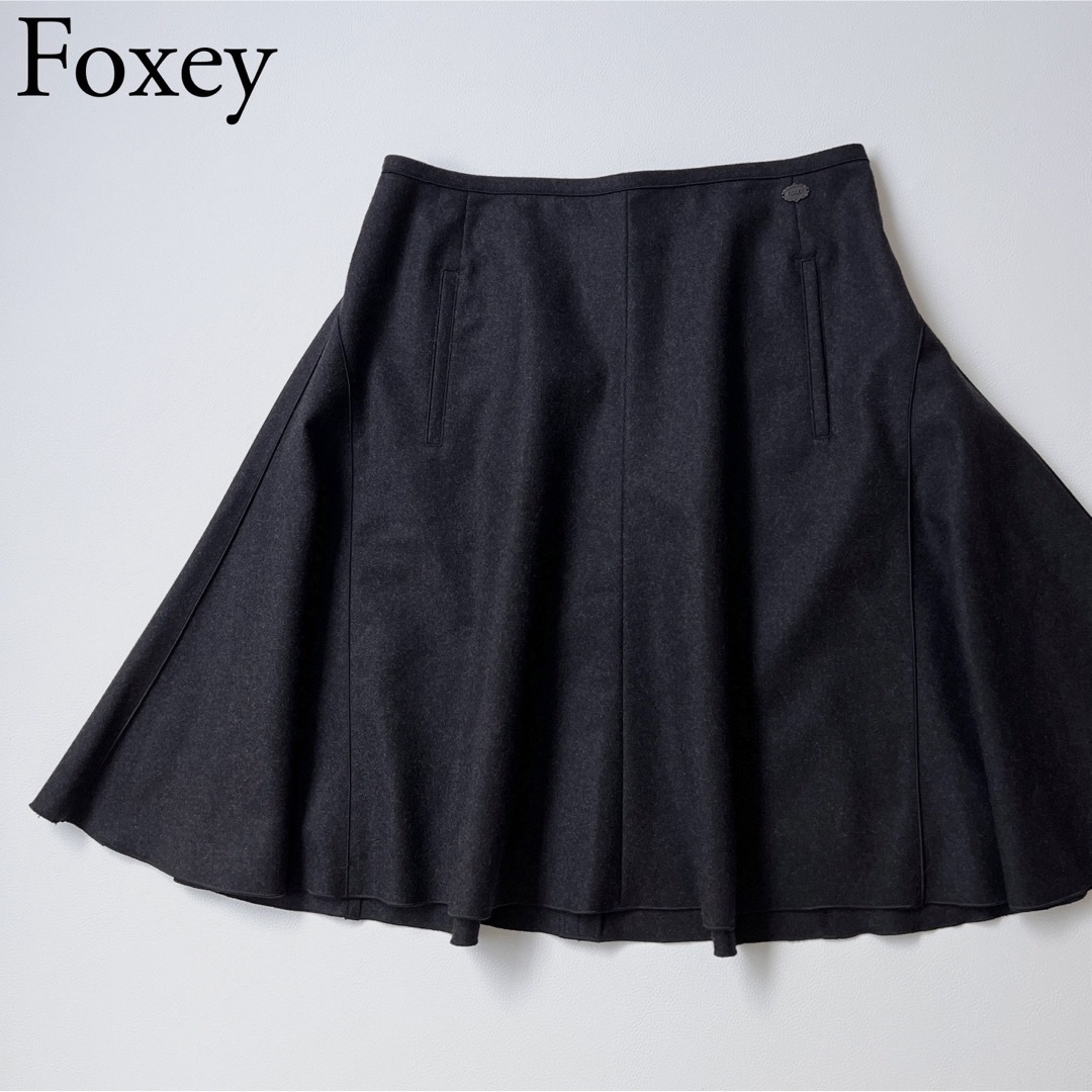 FOXEY(フォクシー)の美品　Foxey フォクシー　フレアスカート　ロゴプレート　リッチグレー レディースのスカート(ひざ丈スカート)の商品写真
