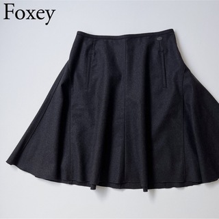 フォクシー(FOXEY)の美品　Foxey フォクシー　フレアスカート　ロゴプレート　リッチグレー(ひざ丈スカート)