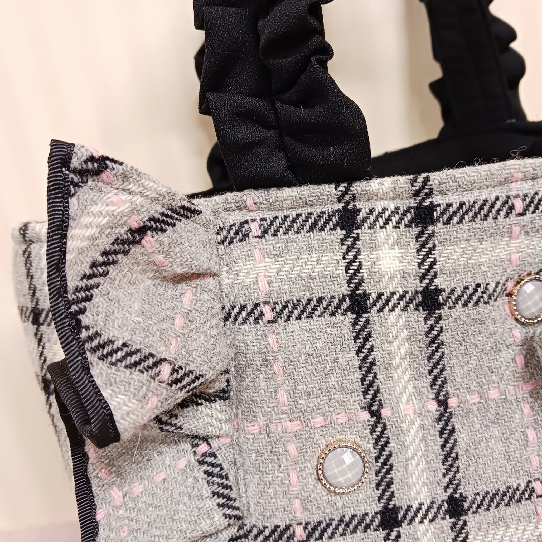 リボンチャーム付き　ビジューフリルトートバッグ　チェック柄　ブラック ハンドメイドのファッション小物(バッグ)の商品写真