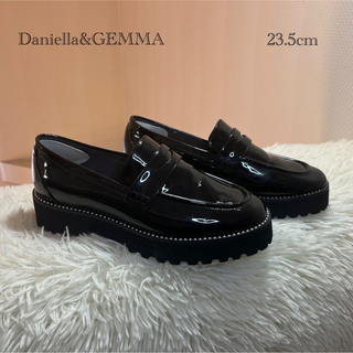 ダニエラアンドジェマ(Daniella&GEMMA)の新品同様　Daniella&GEMMA エナメル　ローファー 23cm(ローファー/革靴)