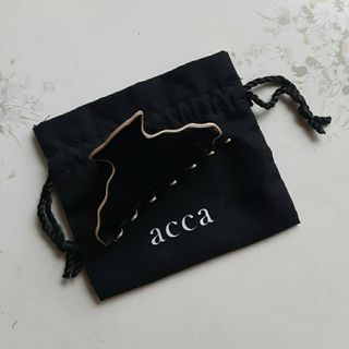 アッカ(acca)の専用！アッカ acca ヘアクリップ 黒 ブラック×ピンクベージュ 保存袋(バレッタ/ヘアクリップ)