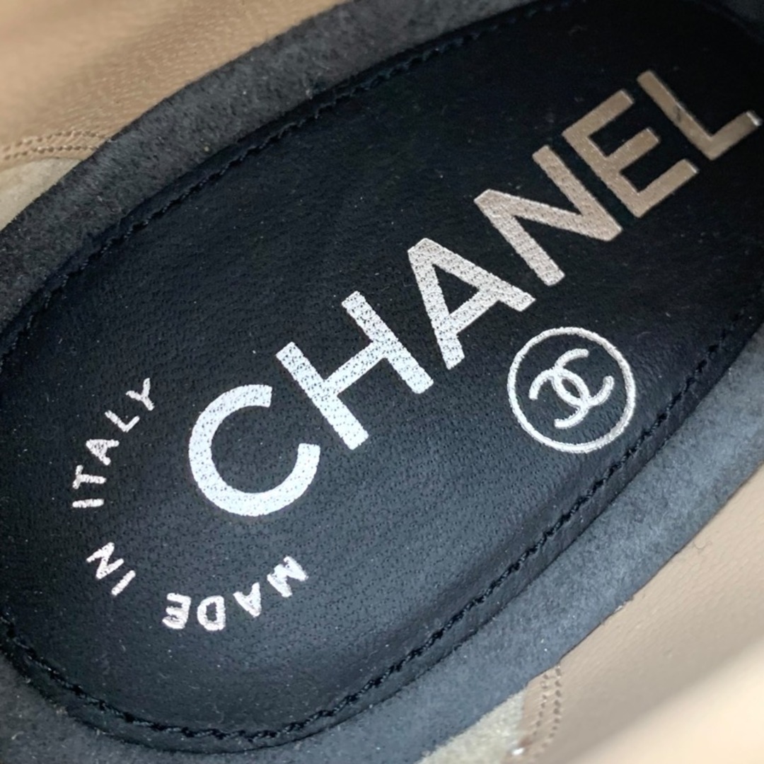 CHANEL(シャネル)のシャネル CHANEL ブーツ ショートブーツ 靴 シューズ スエード ベージュ系 グレー シルバー ブーティ カメリア ココマーク バイカラー レディースの靴/シューズ(ブーツ)の商品写真