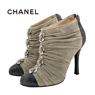 シャネル(CHANEL)のシャネル CHANEL ブーツ ショートブーツ 靴 シューズ スエード ベージュ系 グレー シルバー ブーティ カメリア ココマーク バイカラー(ブーツ)