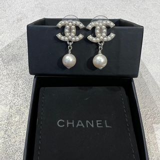 シャネル(CHANEL)のシャネルパールピアス　ロゴピアス(ピアス)