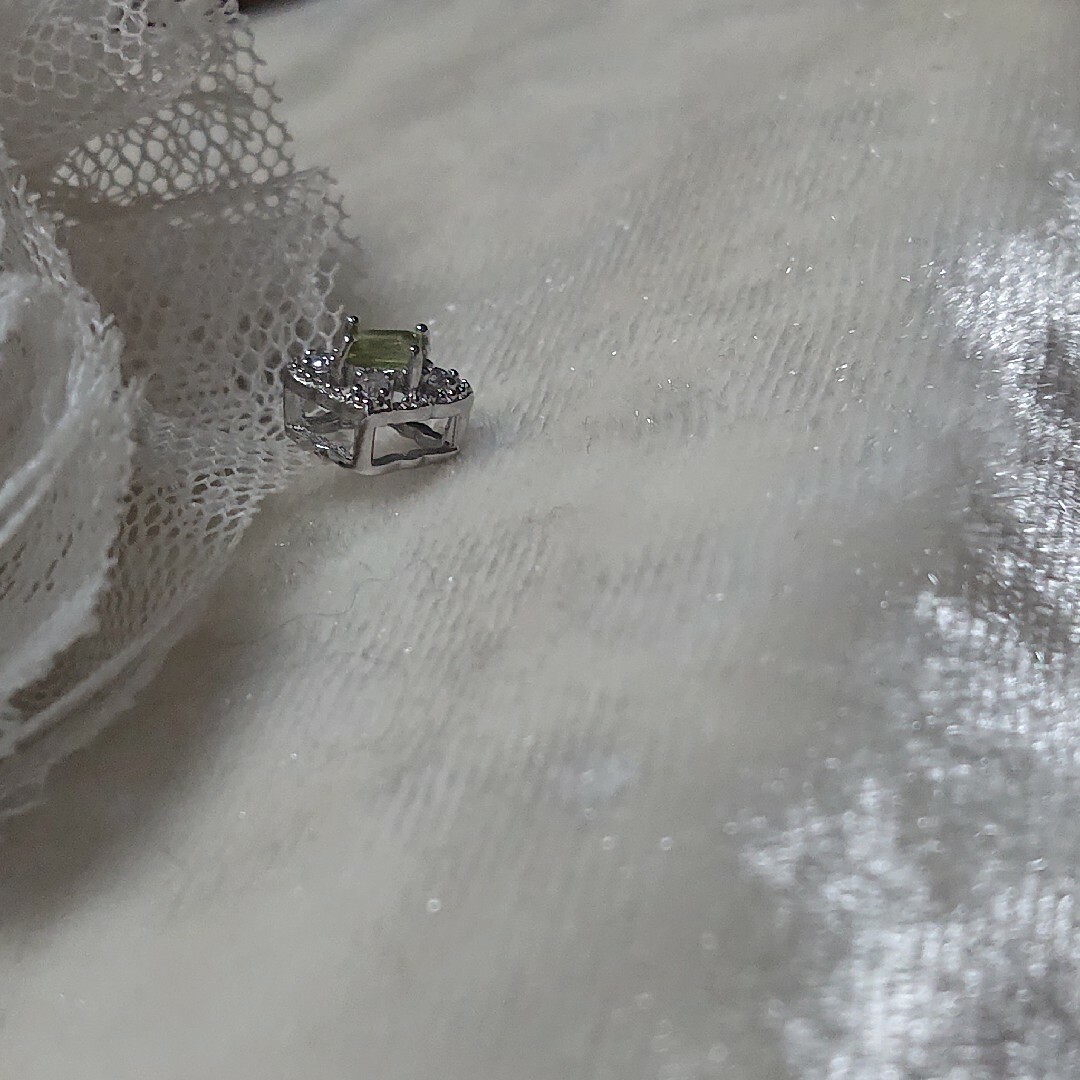 ペリドットのペンダントトップ(シルバー製) レディースのアクセサリー(ネックレス)の商品写真