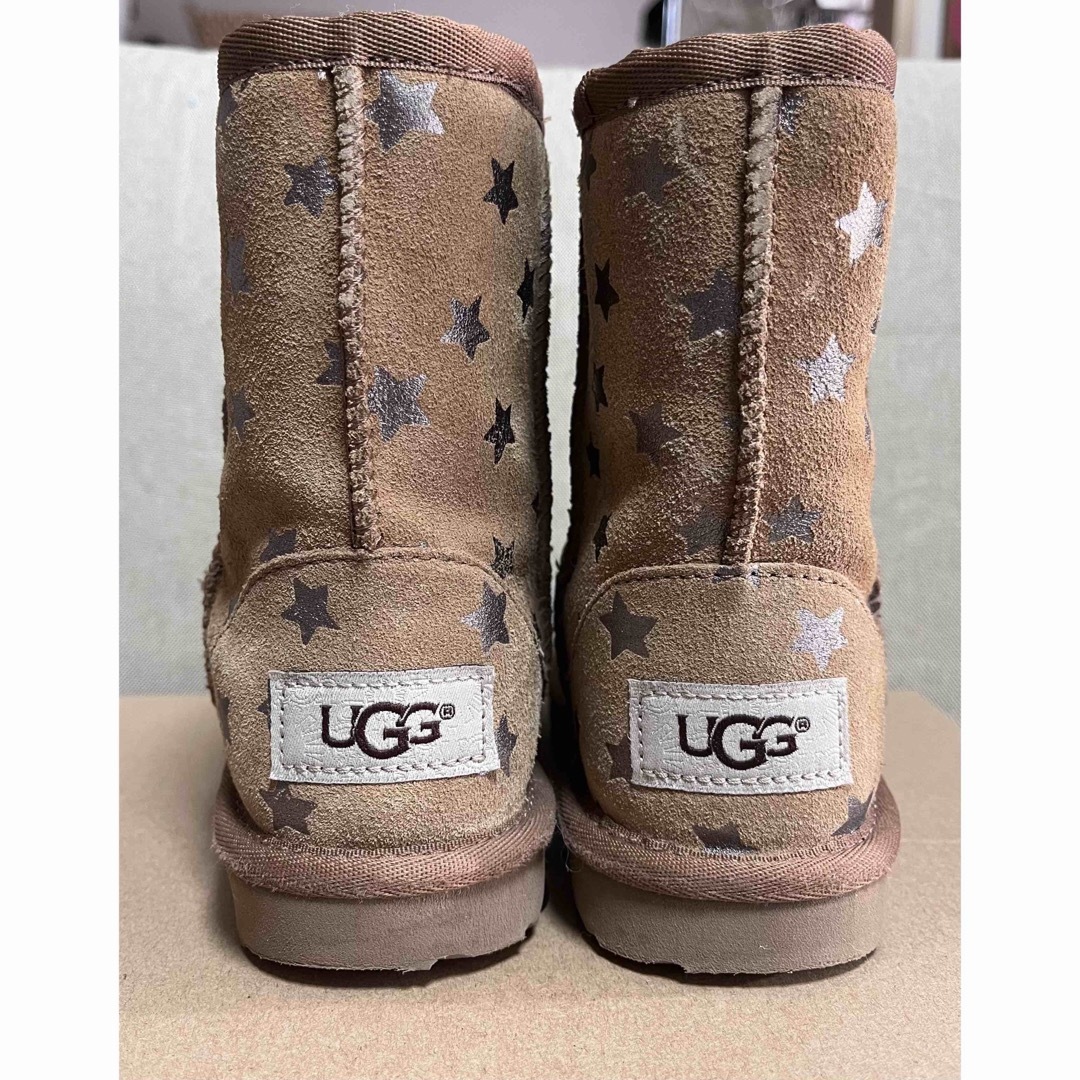 UGG(アグ)のUGG クラッシックショート　STARS 17cm キッズ/ベビー/マタニティのキッズ靴/シューズ(15cm~)(ブーツ)の商品写真