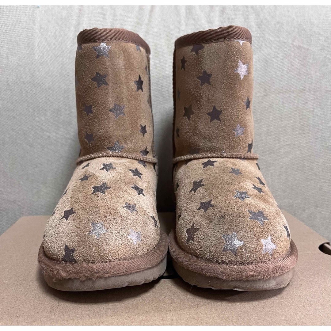 UGG(アグ)のUGG クラッシックショート　STARS 17cm キッズ/ベビー/マタニティのキッズ靴/シューズ(15cm~)(ブーツ)の商品写真