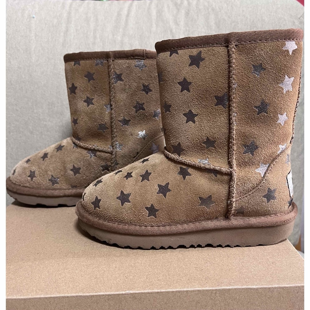 UGG(アグ)のUGG クラッシックショート　STARS 17cm キッズ/ベビー/マタニティのキッズ靴/シューズ(15cm~)(ブーツ)の商品写真