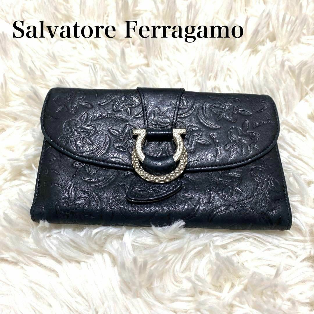 Salvatore Ferragamo(サルヴァトーレフェラガモ)の美品 フェラガモ 折り財布 ガンチーニ 型押し 花柄 シルバー ブラック レディースのファッション小物(財布)の商品写真
