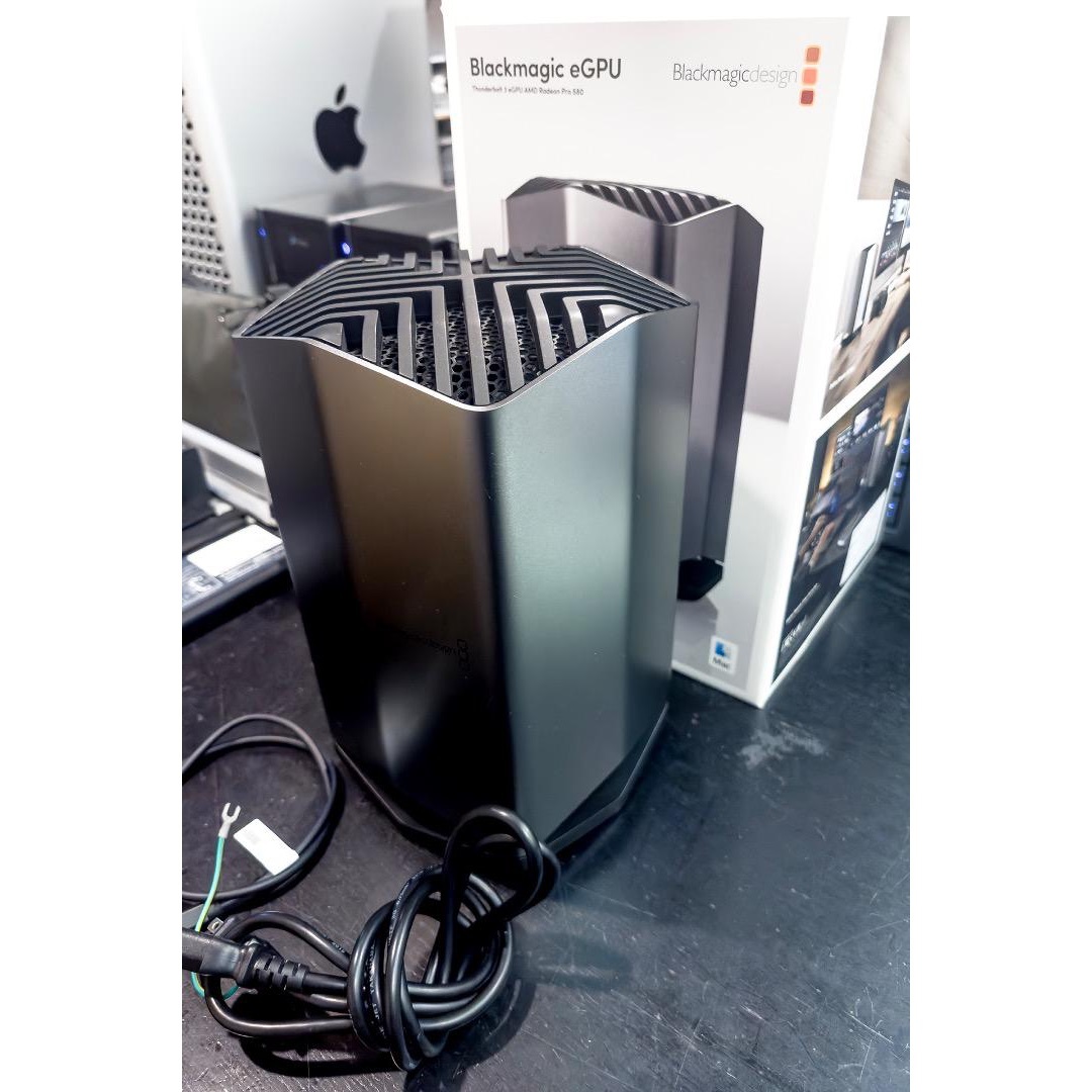 Blackmagicdesign(ブラックマジック)のBlackmagic eGPU Radeon Pro 580 ★美品 スマホ/家電/カメラのPC/タブレット(PC周辺機器)の商品写真