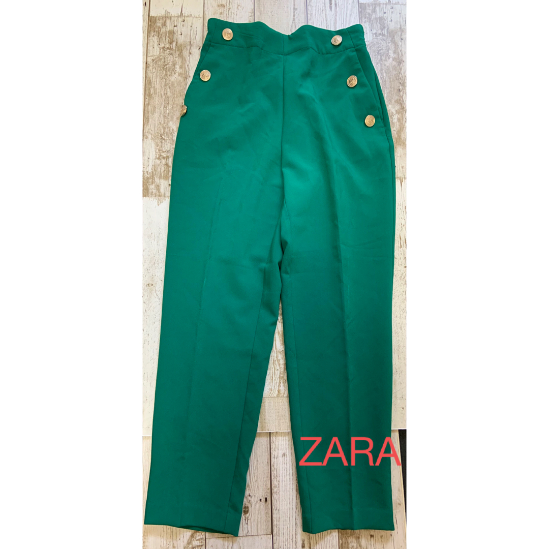 ZARA(ザラ)のZARA 金ボタン　テーパードパンツ レディースのパンツ(カジュアルパンツ)の商品写真