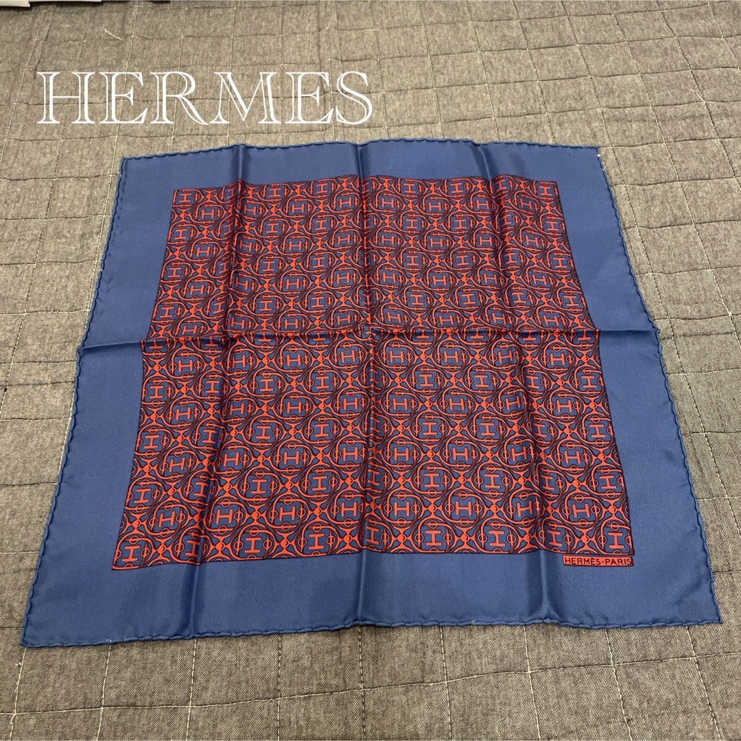 Hermes(エルメス)のHERMES エルメス プチカレ シルク ハンカチ ロゴ H レディースのファッション小物(ハンカチ)の商品写真