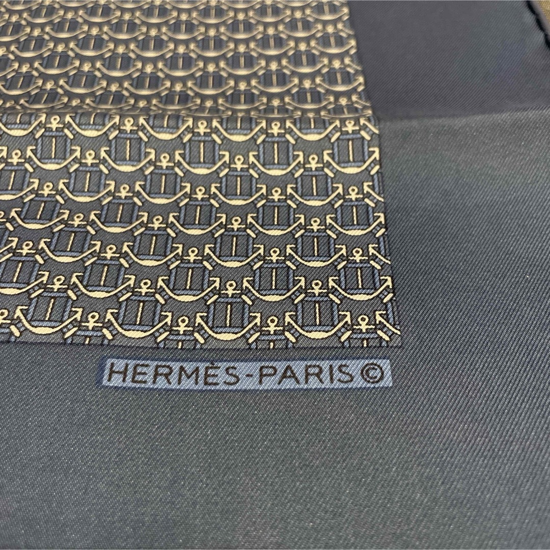 Hermes(エルメス)のHERMES エルメス プチカレ シルク ハンカチ ロゴ レディースのファッション小物(ハンカチ)の商品写真