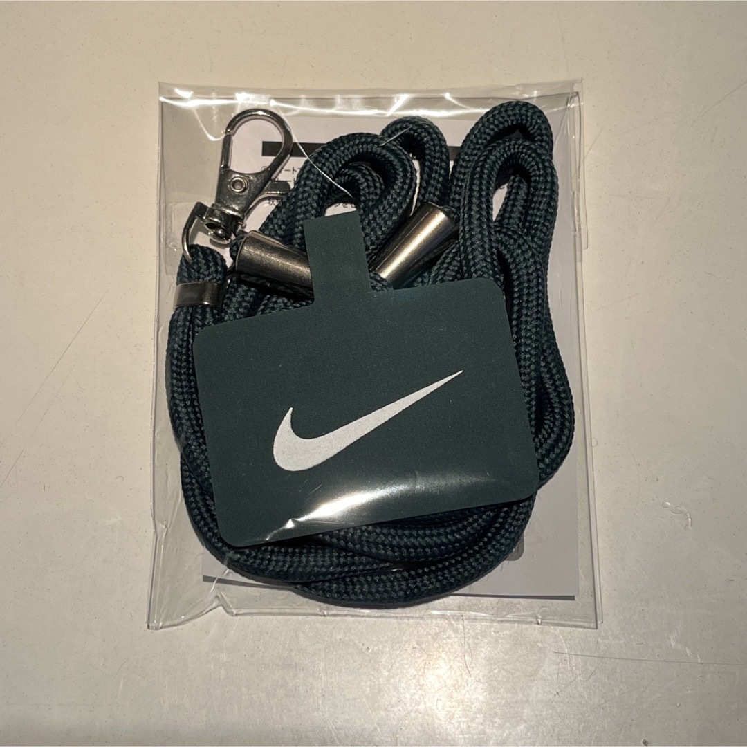 NIKE(ナイキ)のグリーン　緑　NIKE オリジナル　スマホストラップ スマホ/家電/カメラのスマホアクセサリー(ネックストラップ)の商品写真