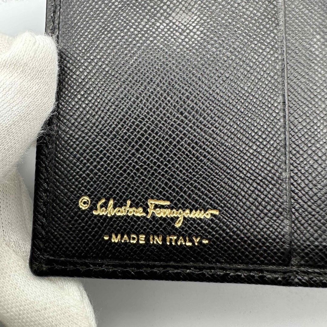 Salvatore Ferragamo(サルヴァトーレフェラガモ)の折財布　　財布　サルヴァトーレフェラガモ　ガンチーニ レディースブラック レディースのファッション小物(財布)の商品写真