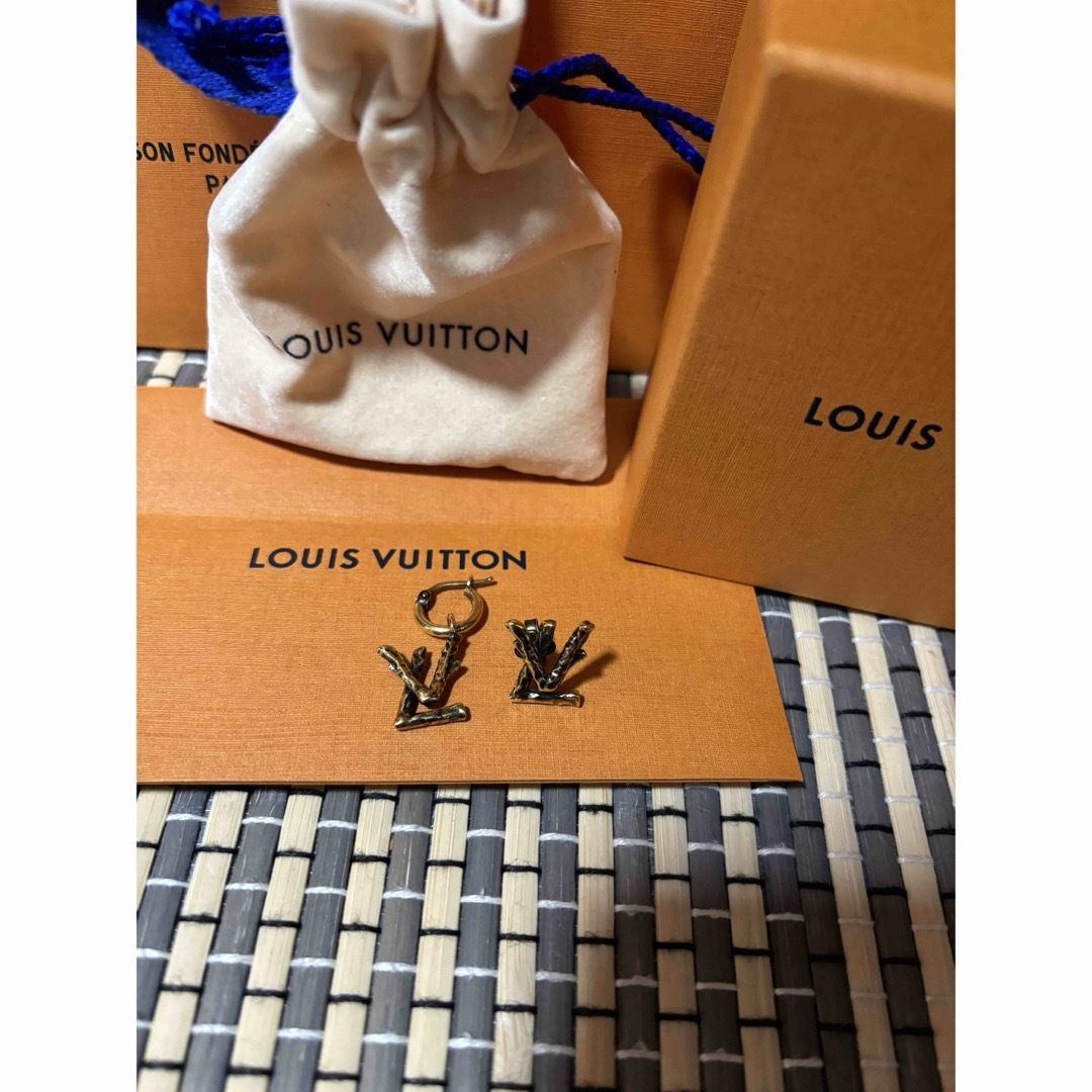 LOUIS VUITTON(ルイヴィトン)のルイ・ヴィトン ブックル ドレイユ・LVトゥイッグ アシンメトリーピアス メンズのアクセサリー(ピアス(両耳用))の商品写真