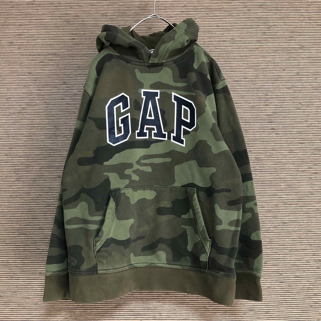 GAP Kids(ギャップキッズ)の【GAP】プルオーバーパーカー　迷彩　カモフラ　デカロゴ　子供　150 キッズ/ベビー/マタニティのキッズ服男の子用(90cm~)(ジャケット/上着)の商品写真