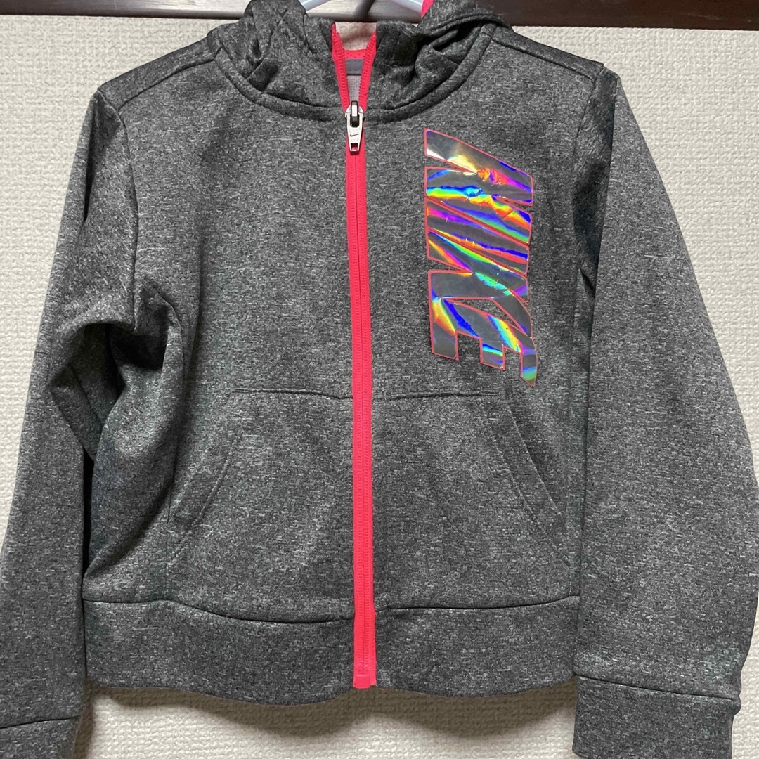 NIKE(ナイキ)のNIKEパーカー キッズ/ベビー/マタニティのキッズ服女の子用(90cm~)(ジャケット/上着)の商品写真