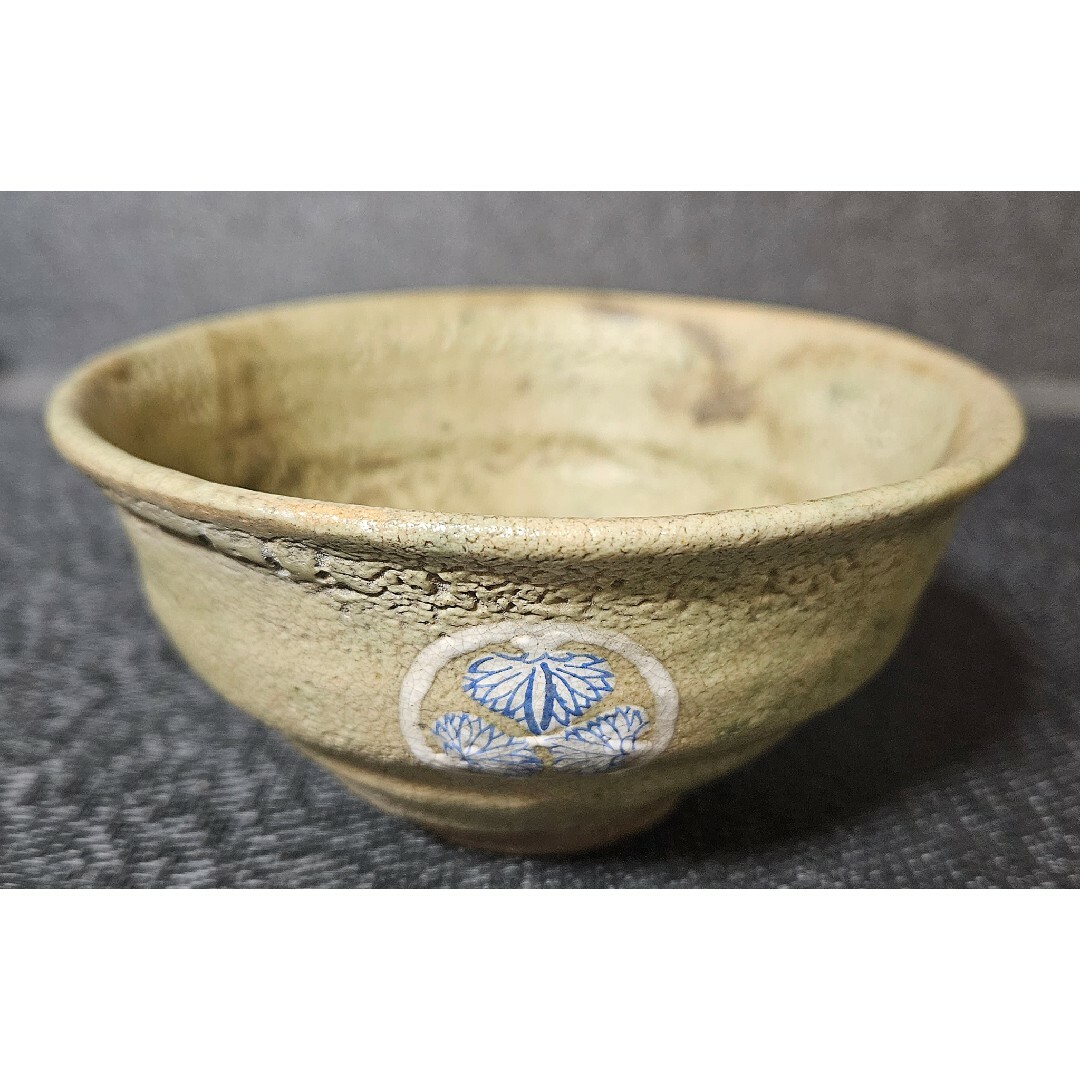 江戸時代 御深井焼 尾張徳川家 三つ葉葵家紋入 茶碗 蔵品シール 江戸時代 御深井焼 尾張徳川家 三つ葉葵家紋入 茶碗 蔵品シール