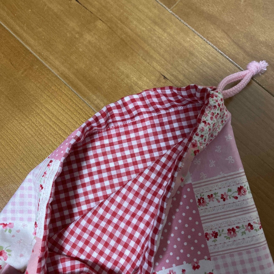 給食袋　巾着袋　お花　ピンク　ハンドメイド ハンドメイドのキッズ/ベビー(外出用品)の商品写真