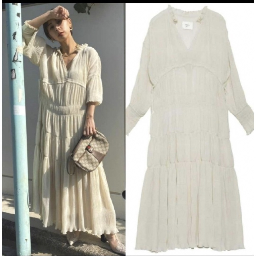 Ameri VINTAGE(アメリヴィンテージ)のAmeri SHIRRING PLEATS DRESS オフホワイト レディースのワンピース(ロングワンピース/マキシワンピース)の商品写真