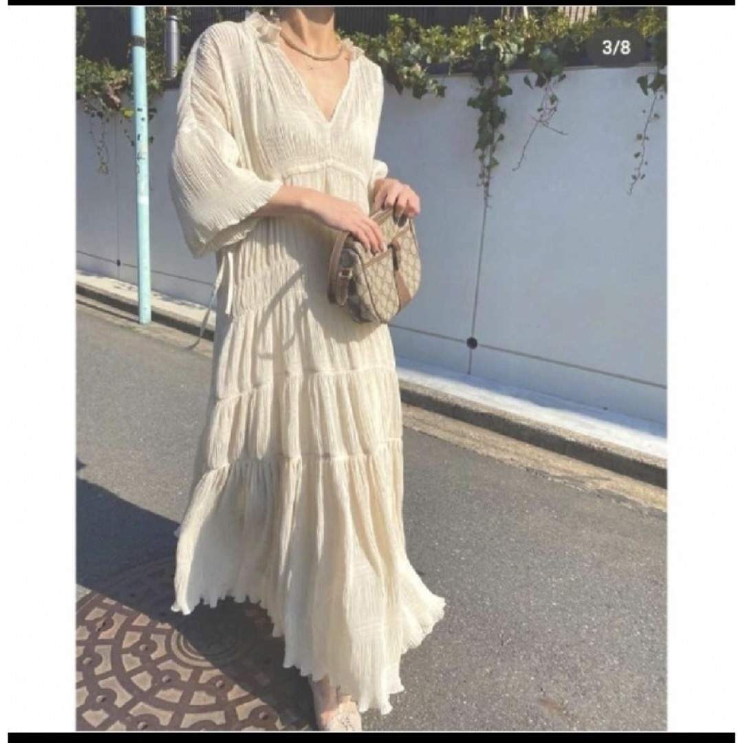 Ameri VINTAGE(アメリヴィンテージ)のAmeri SHIRRING PLEATS DRESS オフホワイト レディースのワンピース(ロングワンピース/マキシワンピース)の商品写真