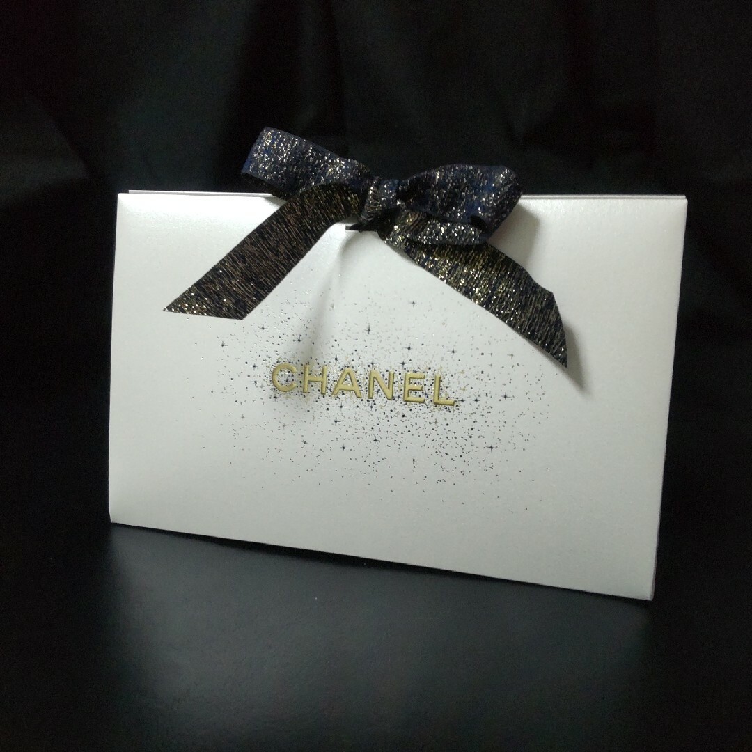 CHANEL(シャネル)の【2023年】CHANEL ホリデー限定 ギフトBOX【限定パッケージ】 インテリア/住まい/日用品のオフィス用品(ラッピング/包装)の商品写真