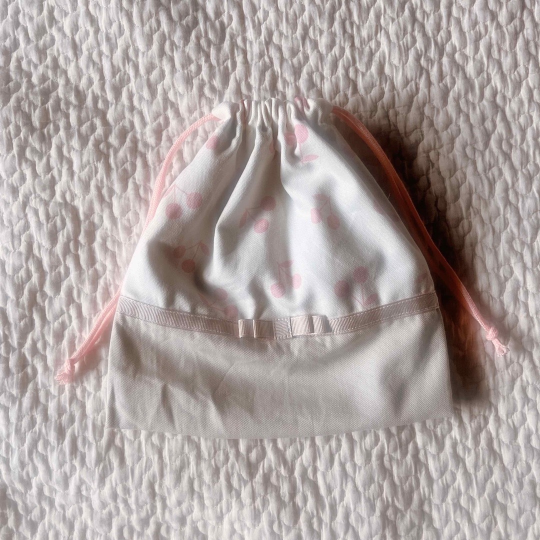 【handmade】巾着袋S  リボン ハンドメイドのキッズ/ベビー(外出用品)の商品写真