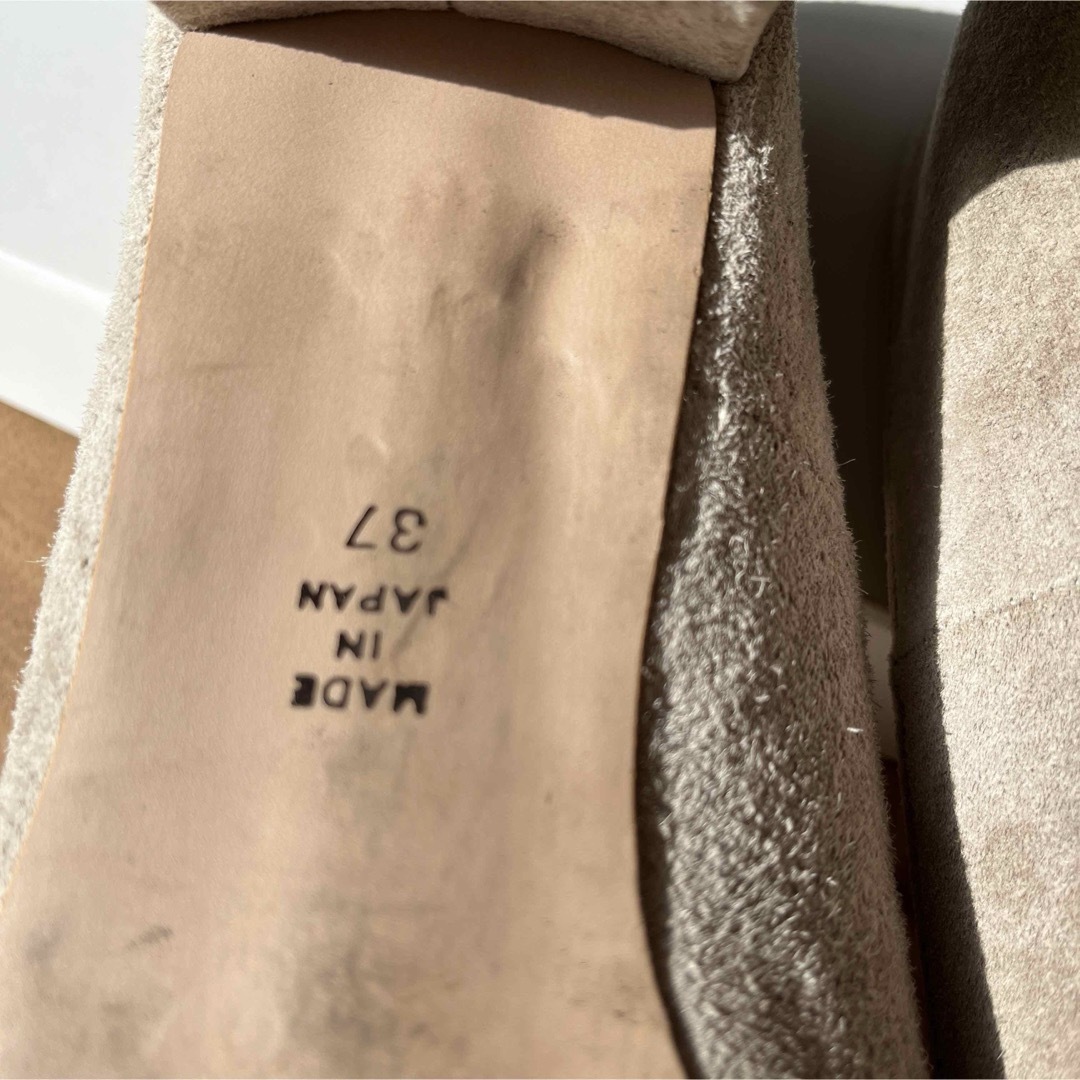 AU BANNISTER(オゥバニスター)のスカラップ　パンプス　ヒール4cm グレー　スエード レディースの靴/シューズ(ハイヒール/パンプス)の商品写真