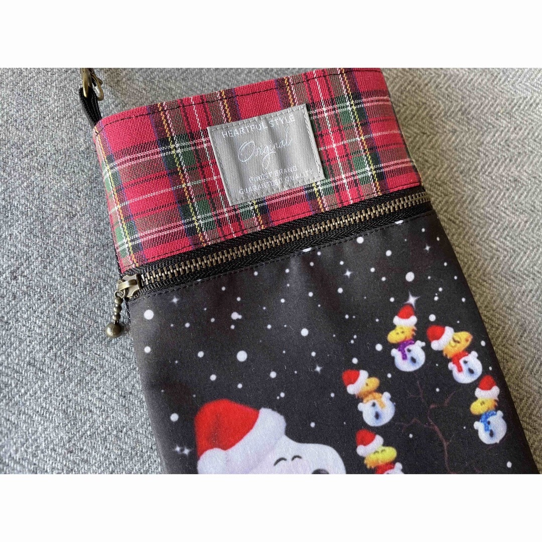 SNOOPY(スヌーピー)のハンドメイド　ファスナー付きスマホポーチ　スヌーピー　クリスマス ハンドメイドのファッション小物(ポーチ)の商品写真