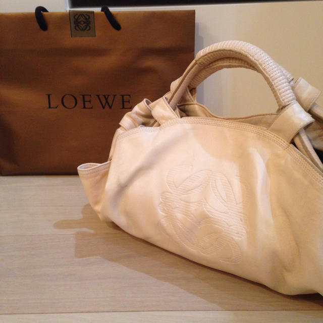 LOEWE(ロエベ)のLOEWE ナッパアイレ ベージュ レディースのバッグ(トートバッグ)の商品写真