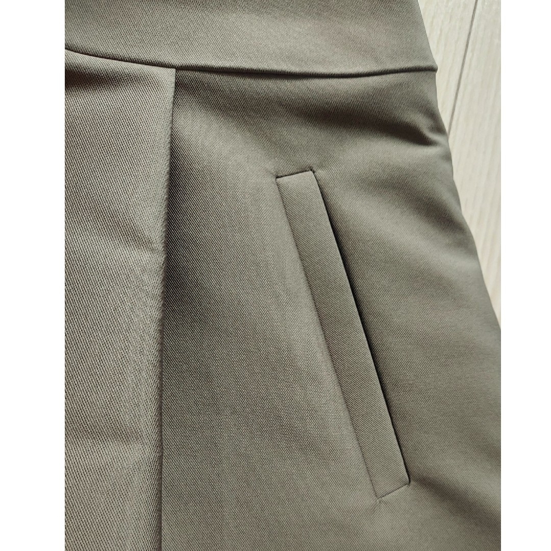 M'S GRACY(エムズグレイシー)のハリ感光沢💖カーキスカート レディースのスカート(ひざ丈スカート)の商品写真