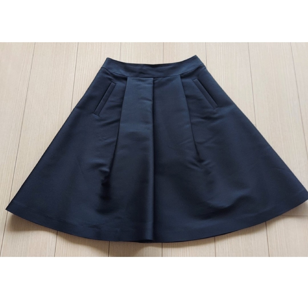 M'S GRACY(エムズグレイシー)のハリ感光沢💖ブラックスカート レディースのスカート(ひざ丈スカート)の商品写真