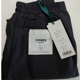 オムネス(OMNES)のOMNES スーパーストレッチテーパードパンツ　S(カジュアルパンツ)