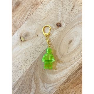 キーホルダー　ハンドメイド　レゴ風　ミニフィグ　クリスタル黄緑(キーホルダー/ストラップ)