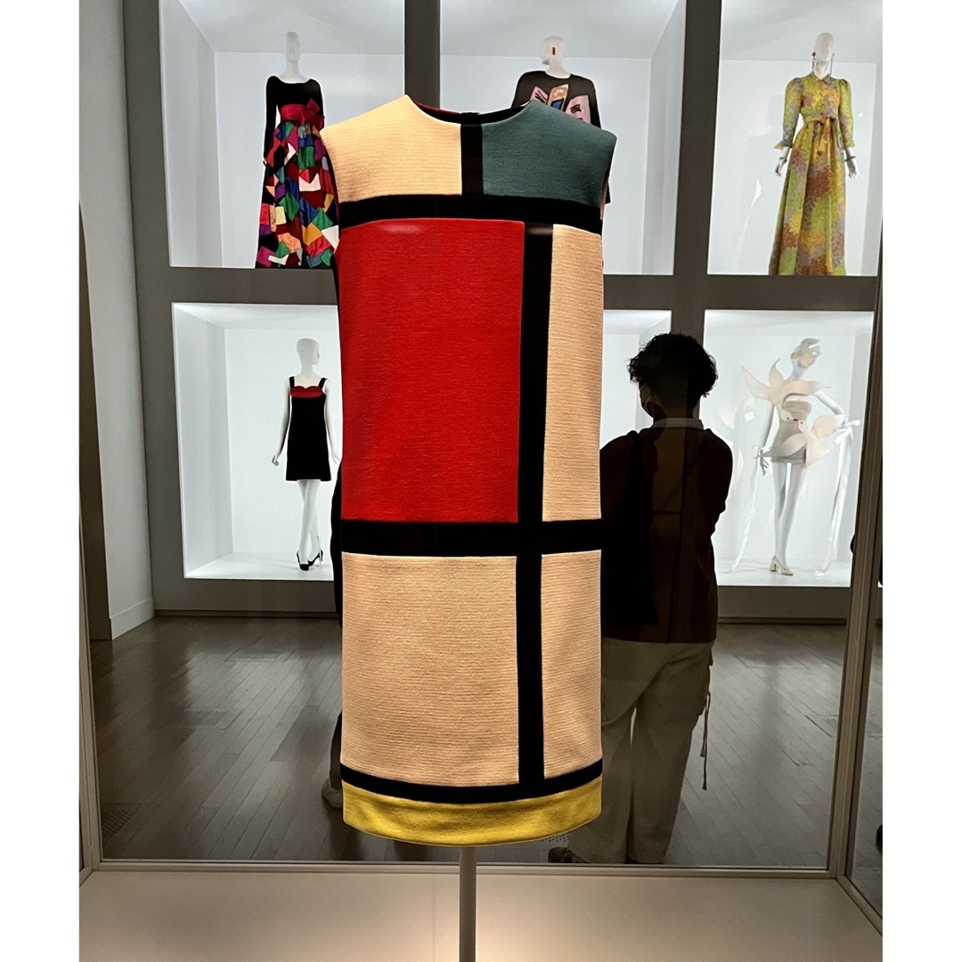 Yves Saint Laurent(イヴサンローラン)のイブサンローラン展   ポスター   新品✨ インテリア/住まい/日用品のインテリア小物(その他)の商品写真