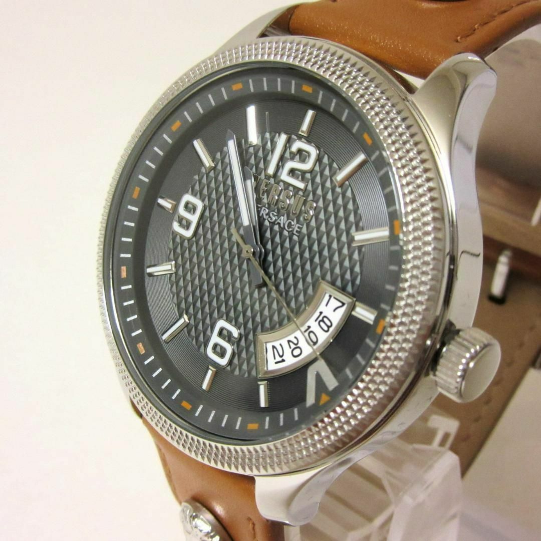 新品 ヴェルサスヴェルサーチ 3針デイト ギョーシェ メンズ腕時計 茶44mm