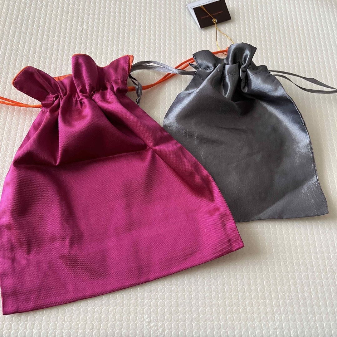【新品】シルク製巾着 レディースのファッション小物(ポーチ)の商品写真