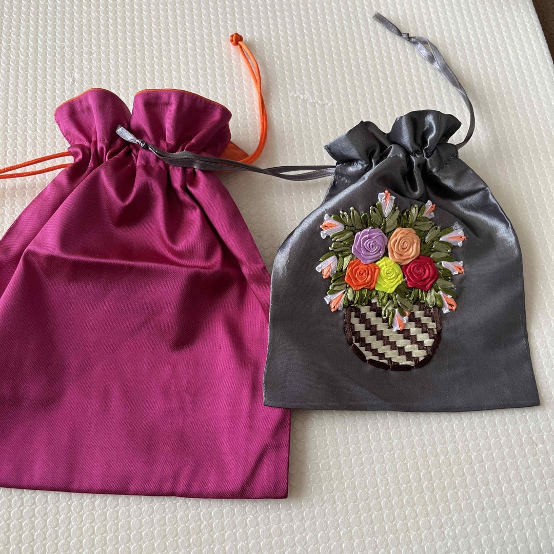 【新品】シルク製巾着 レディースのファッション小物(ポーチ)の商品写真