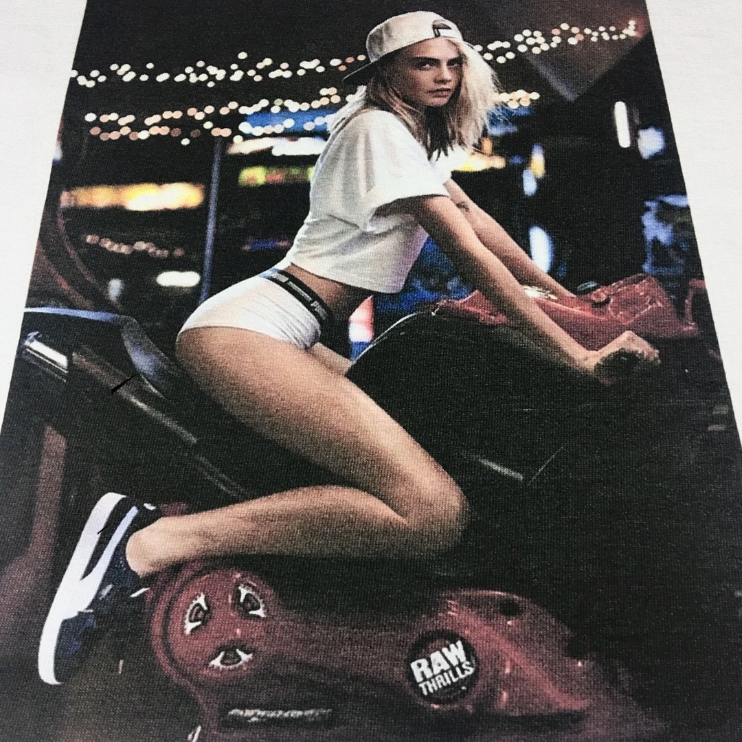 新品 カーラ デルヴィーニュ ファッション モデル バイク 白 ビッグ Tシャツ メンズのトップス(Tシャツ/カットソー(半袖/袖なし))の商品写真