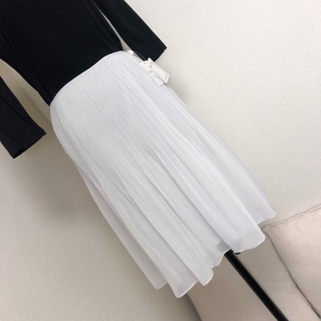 UNTITLED(アンタイトル)の【未使用】アンタイトル（2）ライトグレーのふんわりスカート  レディースのスカート(ひざ丈スカート)の商品写真