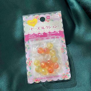 ダイソー(DAISO)の穴あきビーズ　16個　ハンドメイドに⭐︎(各種パーツ)