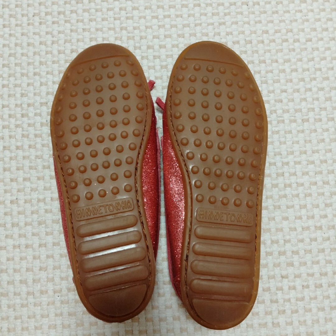 Minnetonka(ミネトンカ)のミネトンカ　ピンクラメ　3 キッズ/ベビー/マタニティのキッズ靴/シューズ(15cm~)(スリッポン)の商品写真