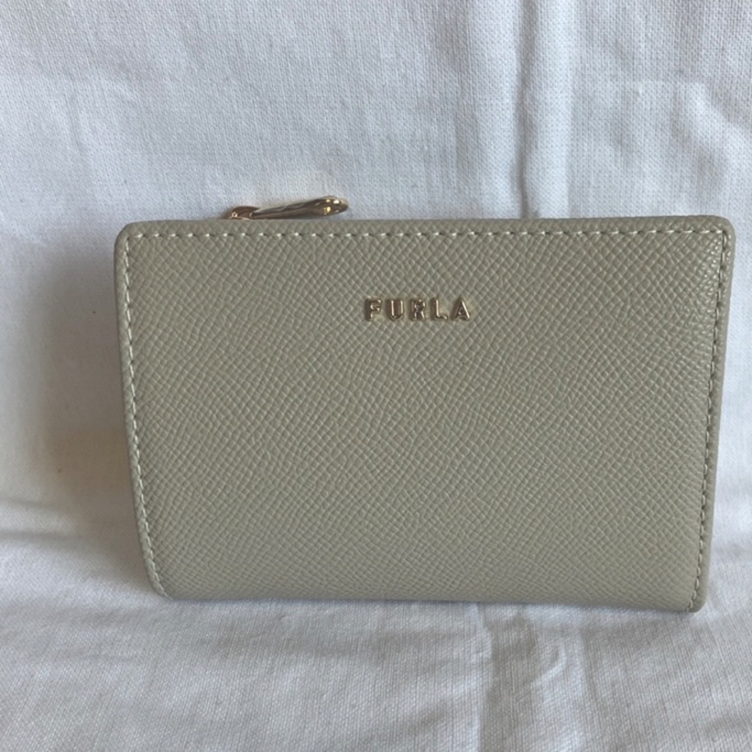 新品 直営アウトレット買付 FURLA 二つ折り財布 パール