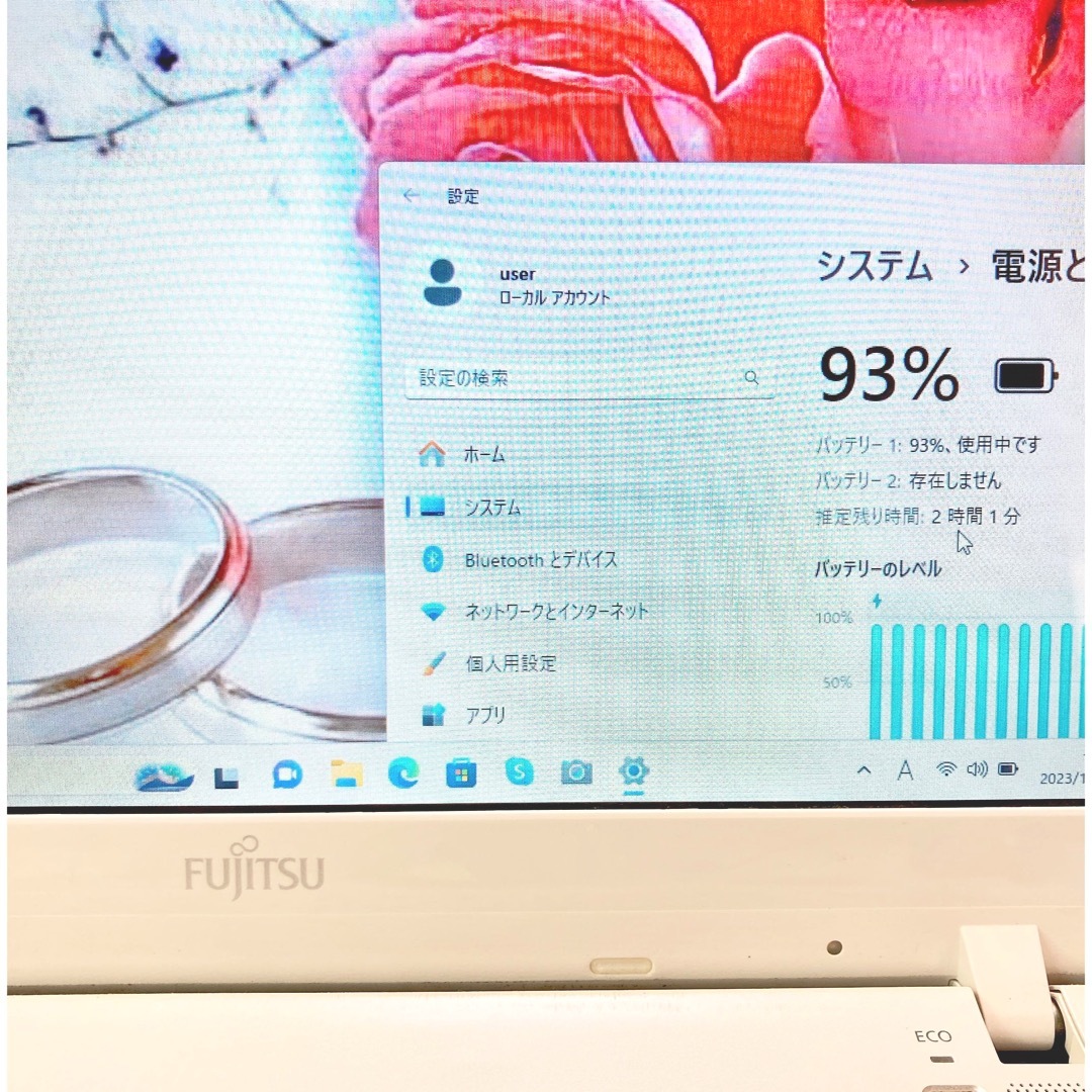 富士通 - 富士通✨白ノートパソコン✨携帯性抜群❣️カメラ付✨大容量