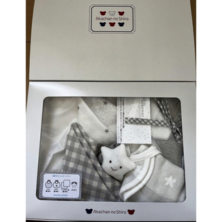アカチャンノシロ(赤ちゃんの城)の新品　箱付き　セット　出産祝い　赤ちゃんの城　ギフトセット(ベビースタイ/よだれかけ)