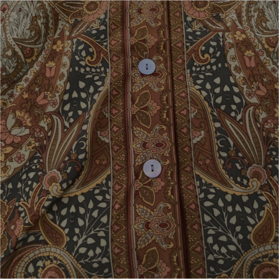 秋色カラー　レトロプリントの長袖ポリシャツ レディースのトップス(シャツ/ブラウス(長袖/七分))の商品写真