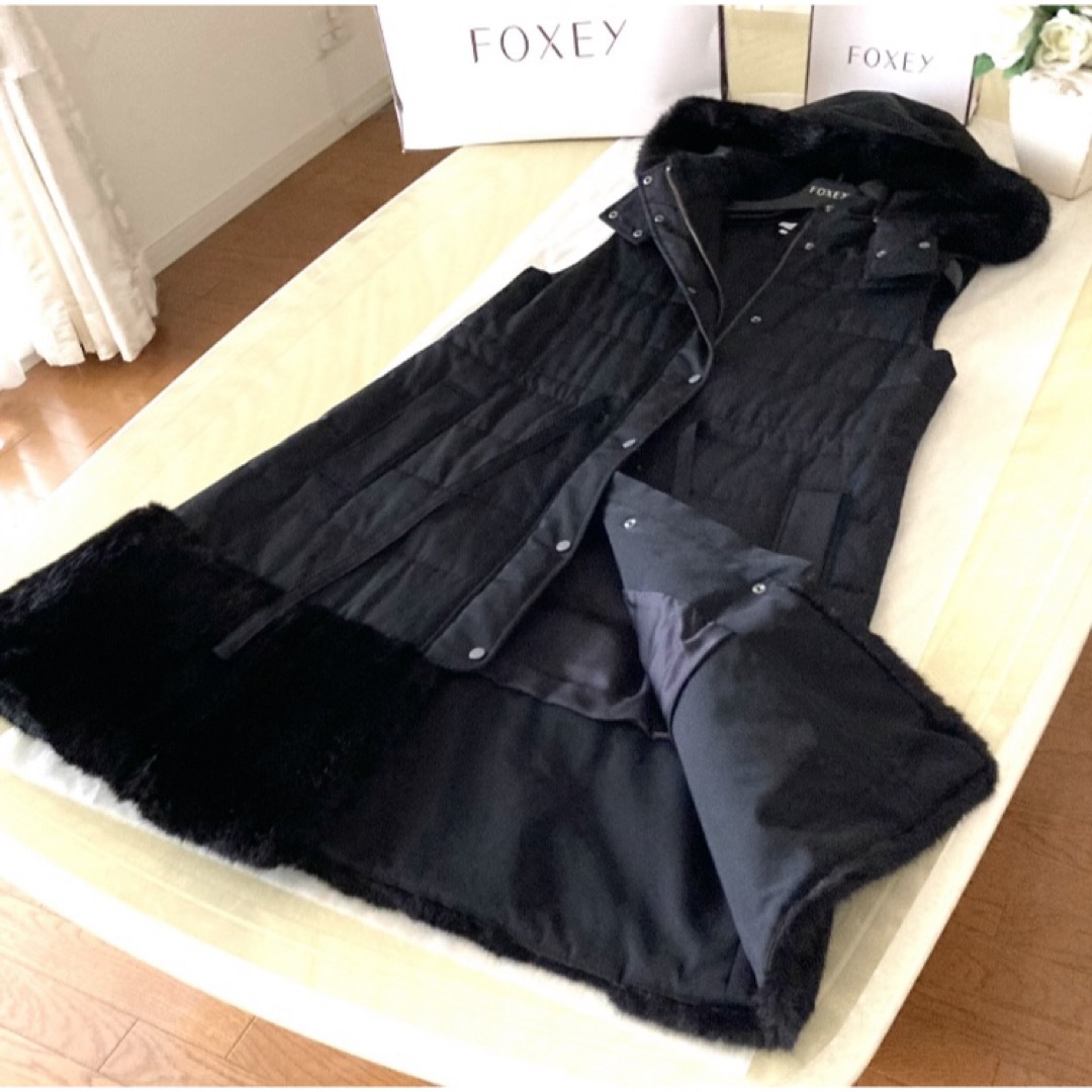 FOXEY(フォクシー)のジャスミンティ様　ご専用　フォクシー　フーディコート　ファー レディースのジャケット/アウター(ロングコート)の商品写真